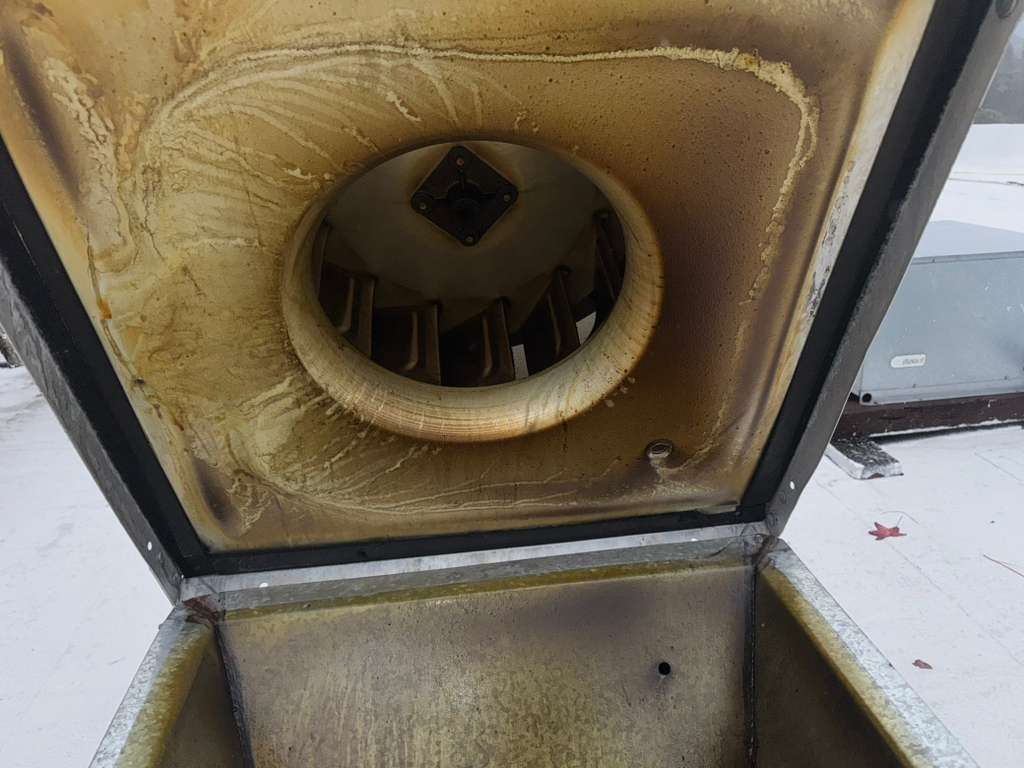 Rooftop exhaust fan extractor with grease accumulation before AFS cleaning